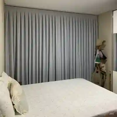 Cortina blackout sob medida instalada em quarto de apartamento no litoral de SC bloqueando luz do sol — Artmari Decor
