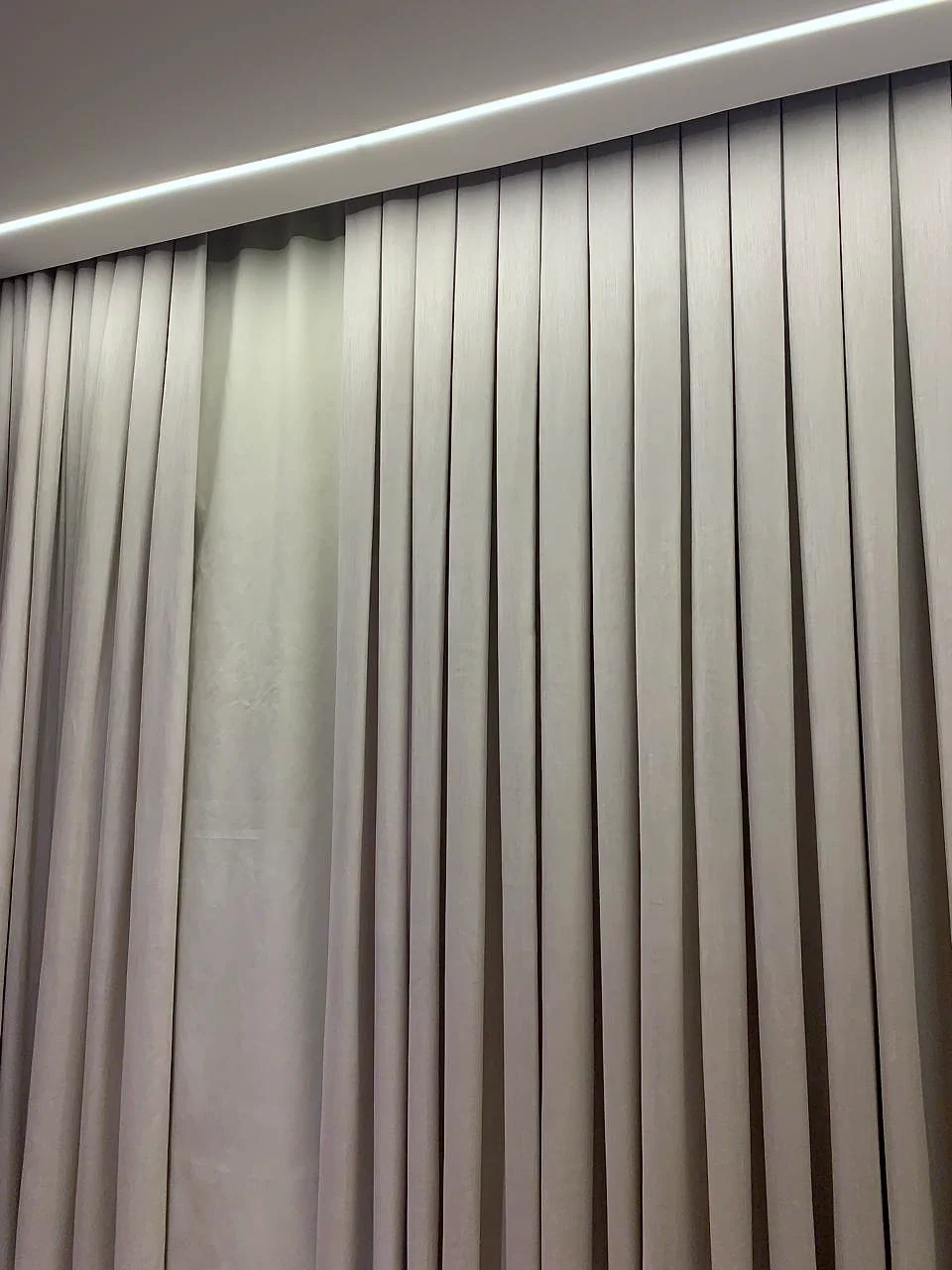 Cortina Prega Macho cinza sob medida com sanca de LED no teto, Artmari Decor litoral SC