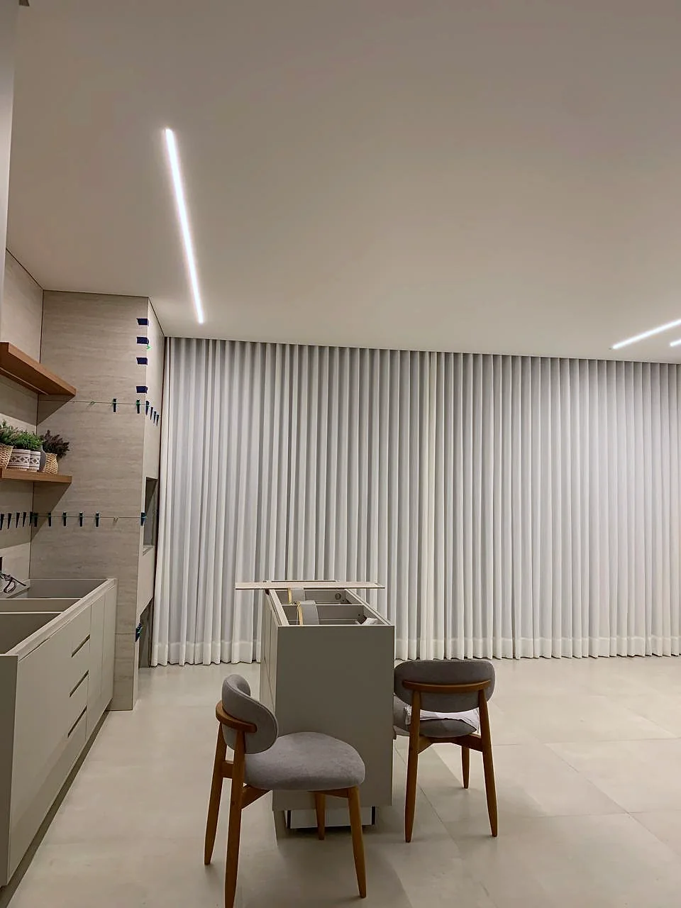 Cortina Wave sob medida em área gourmet com iluminação de LED no teto, Artmari Decor SC