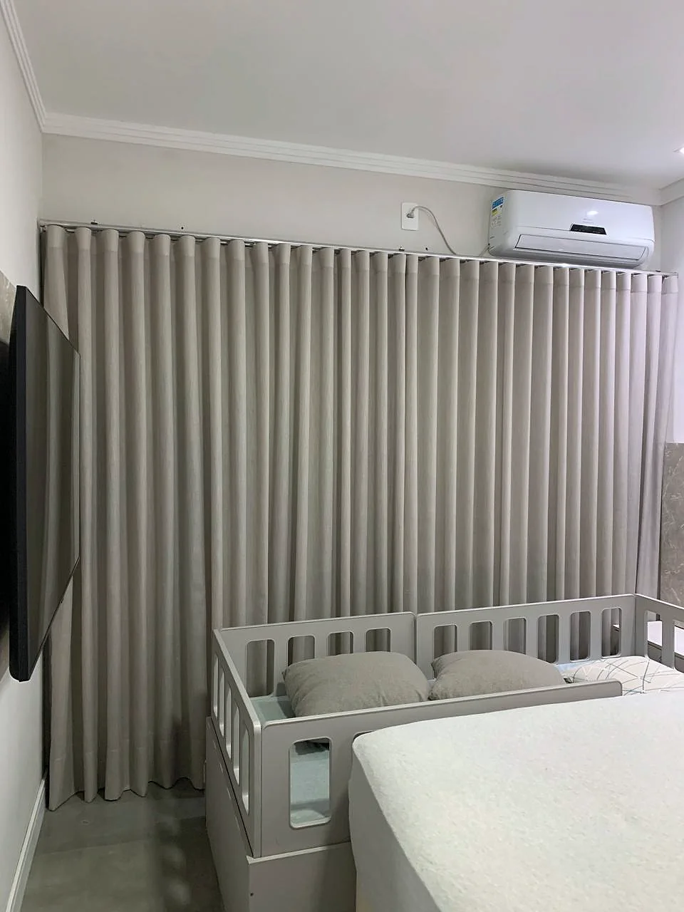 Cortina Wave em tubo sob medida, tom bege, Artmari Decor litoral SC