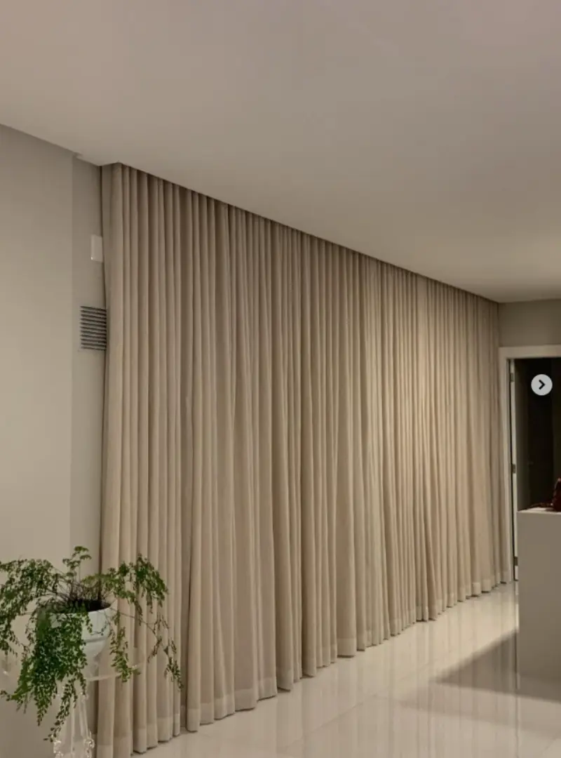 Cortina Wave sob medida instalada em sala — Artmari Decor Barra Velha SC