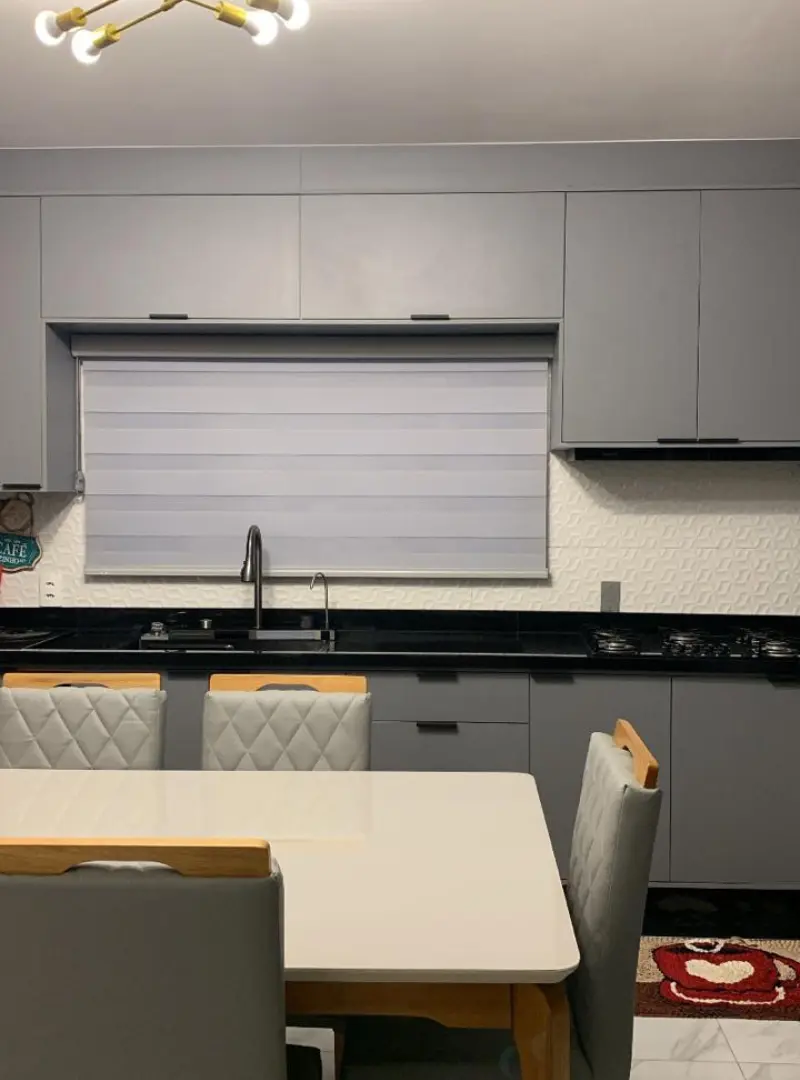 Persiana double vision sob medida na janela da cozinha, Artmari Decor Barra Velha SC