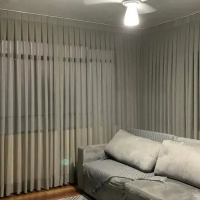 Comparativo entre persiana tela solar e cortina em sala de apartamento de praia no litoral de SC — Artmari Decor